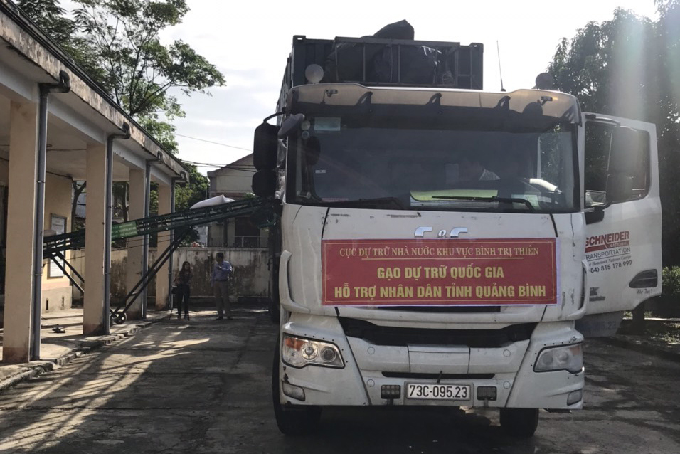 Tổng cục Dự trữ Nhà nước khẩn trương đưa gạo hỗ trợ bà con vùng lũ.
