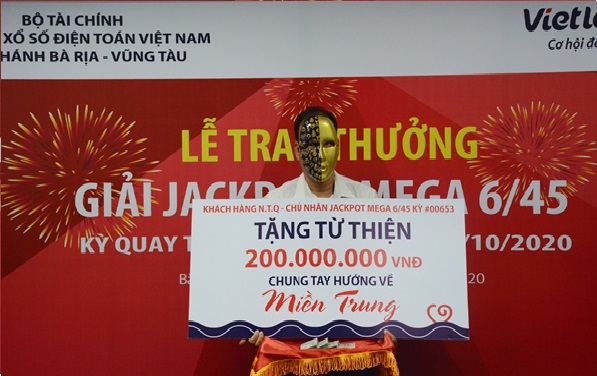 Anh Q. ủng hộ đồng bào miền Trung.