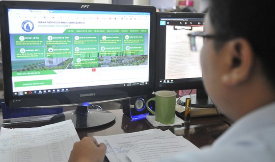 Người dân có thể tra cứu các thủ tục hành chính quận 12 ở bất cứ đâu qua cổng dịch vụ công trực tuyến.