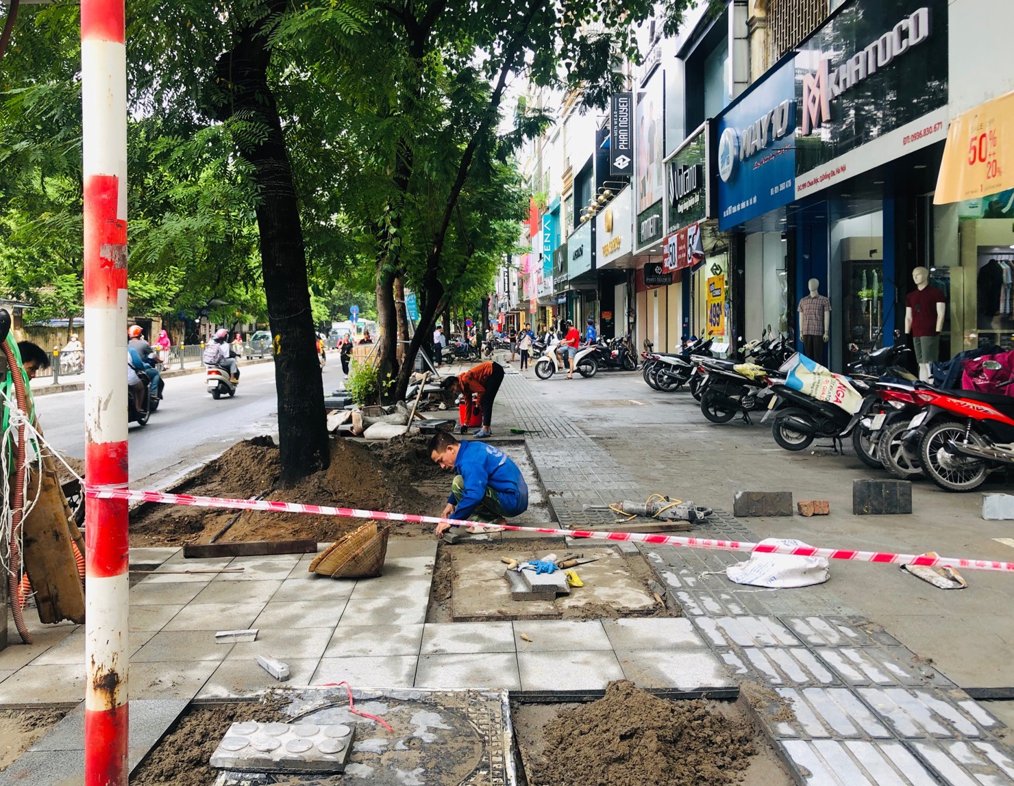 Thi công lát đá tự nhiên trên phố Chùa Bộc, quận Đống Đa. Ảnh: Thùy Chi