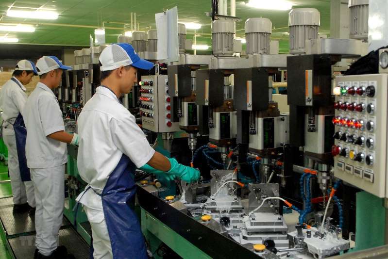 Công nhân sản xuất phụ kiện ôtô, xe máy và thiết bị công nghiệp tại Công ty TNHH Keihin (Khu Công nghiệp Thăng Long 2, Liêu Xá, huyện Yên Mỹ, Hưng Yên).