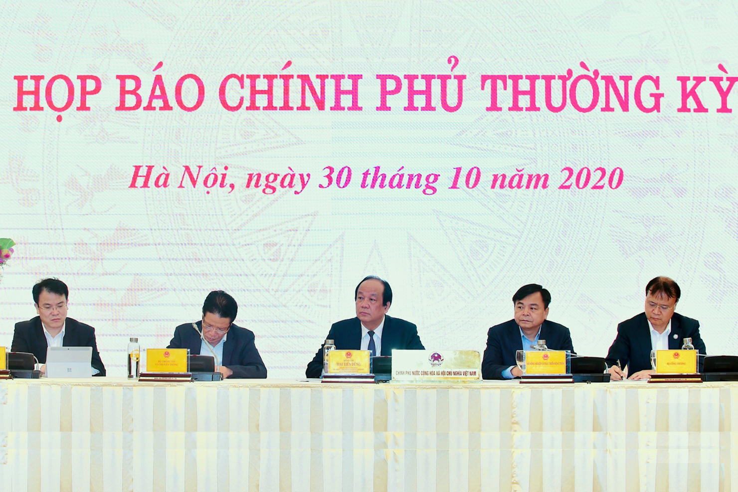 Bộ trưởng, Chủ nhiệm VPCP Mai Tiến Dũng chủ trì họp báo.
