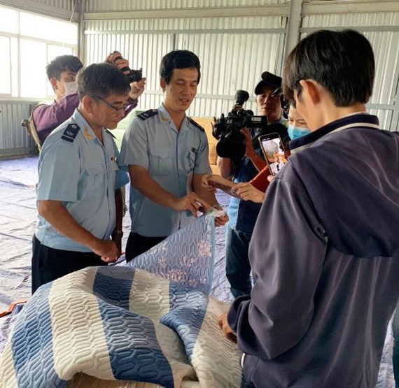Hải quan cùng cơ quan chức năng kiểm tra lô hàng giả mạo xuất xứ.
