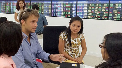 Nới room cho khối ngoại, “bóng” trong chân doanh nghiệp.