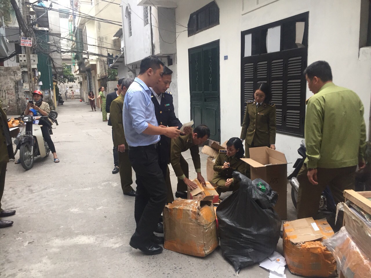 Cơ quan liên ngành bất ngờ đột nhập ổ chuyên bán hàng thời trang nổi tiếng thế giới.