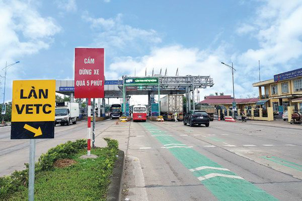 Bộ Giao thông Vận tải phải báo cáo Thủ tướng Chính phủ tiến độ triển khai thu phí tự động không dừng trước ngày 30/11.