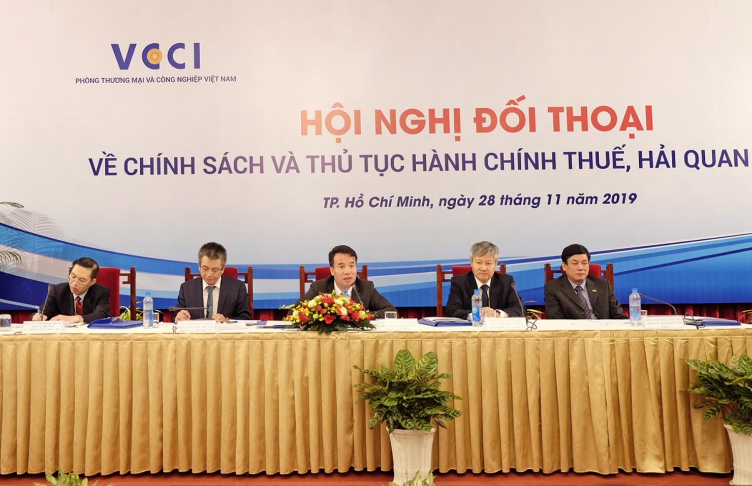 Đại diện Tổng cục Thuế, Tổng cục Hải quan, VCCI đồng chủ trì hội nghị.