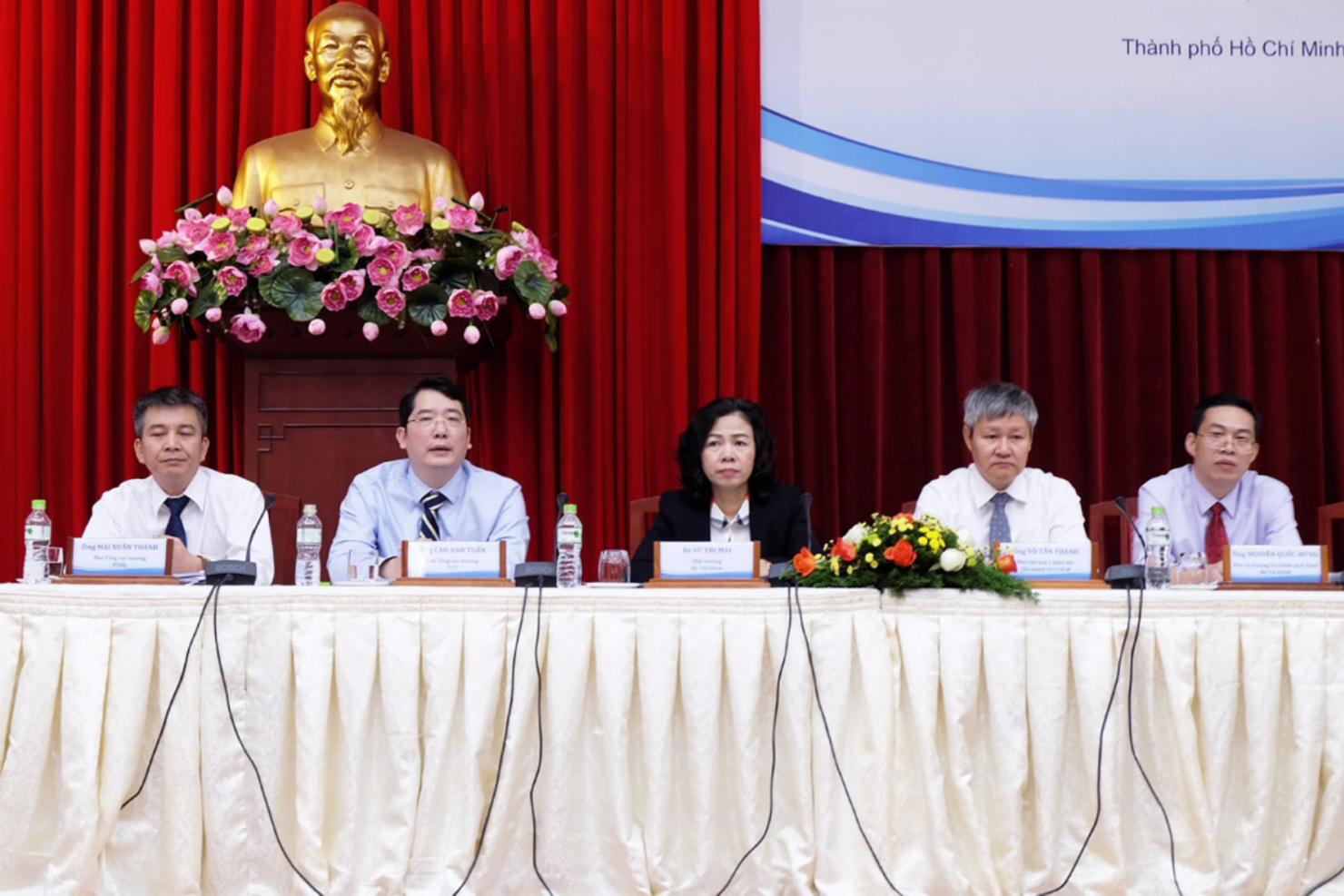 Lãnh đạo Bộ Tài chính và VCCI đồng chủ trì hội nghị.