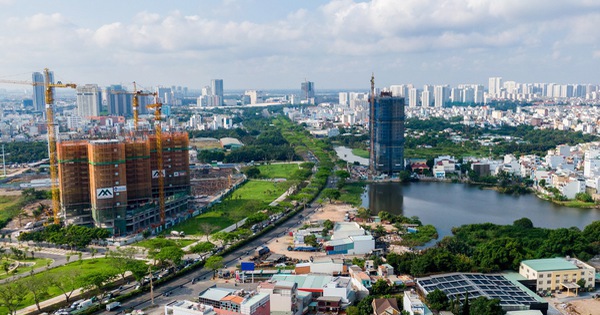 Thị trường bất động sản TP.HCM đang có những nghịch lý về thực trạng và chính sách phát triển.