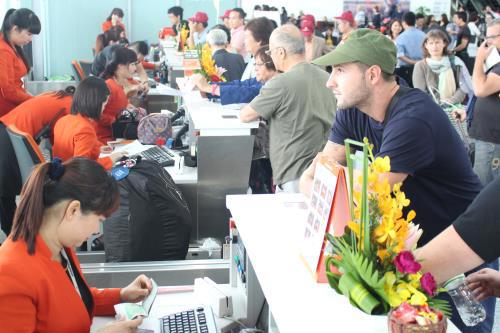 Khách hàng làm thủ tục tại các quầy của Jetstar Pacific.