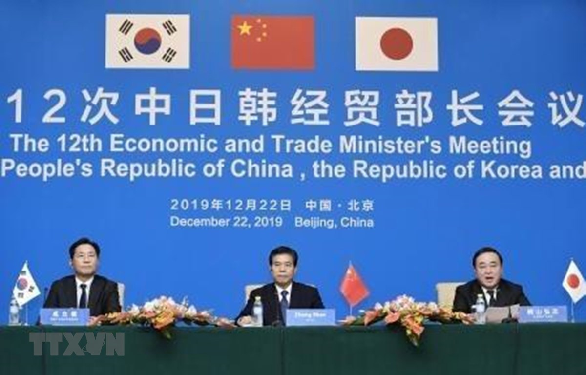 Bộ trưởng Thương mại Trung Quốc Chung Sơn (giữa), Bộ trưởng Thương mại Nhật Bản Hiroshi Kajiyama (phải) và Bộ trưởng Công nghiệp Hàn Quốc Sung Yun-mo trong cuộc họp báo sau cuộc gặp ba bên tại Bắc Kinh, Trung Quốc, ngày 22/12/2019. (Ảnh: Kyodo/ TTXVN)