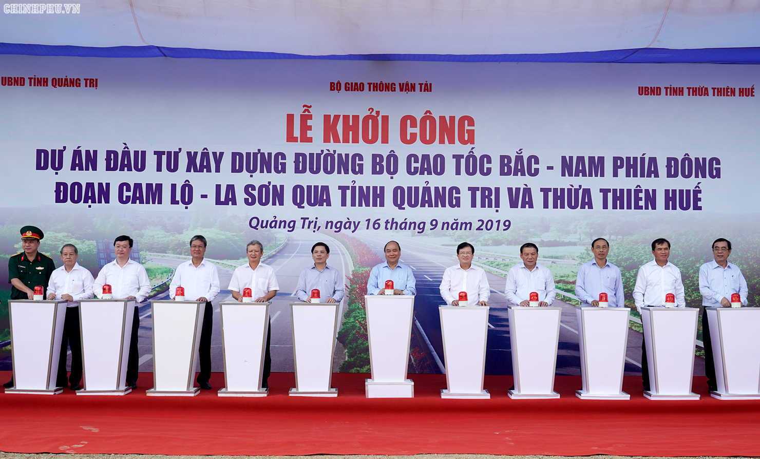 Thủ tướng Nguyễn Xuân Phúc và các đại biểu phát lệnh khởi công Dự án đường bộ cao tốc Bắc-Nam phía đông.