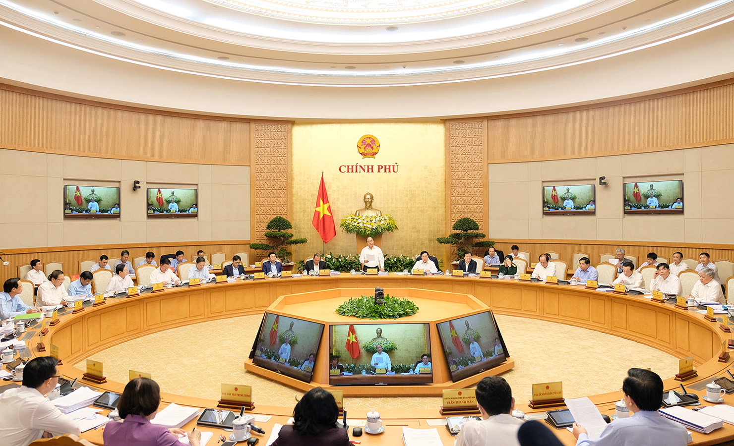 Thủ tướng Nguyễn Xuân Phúc chỉ đạo các bộ, ngành cần tập trung phân tích, đề xuất giải pháp phù hợp để kiểm soát lạm phát, ổn định kinh tế vĩ mô.