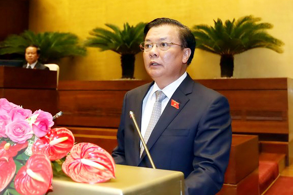 Bộ trưởng Bộ Tài chính Đinh Tiến Dũng thay mặt Chính phủ trình bày Báo cáo tóm tắt quyết toán NSNN năm 2016