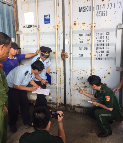 Lực lượng chức năng kiểm tra niêm phong trong khi mở container.