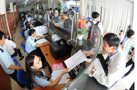 Hải quan thực hiện thông quan cho doanh nghiệp.