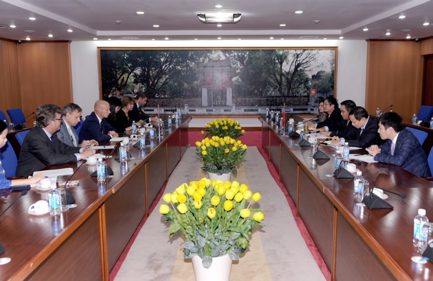 Thứ trưởng Trần Xuân Hà trao đổi với đoàn công tác Hà Lan