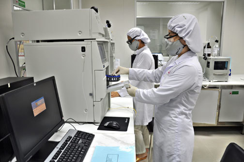 Kiểm nghiệm chất lượng sản phẩm tại Nhà máy PYMEPHARCO.