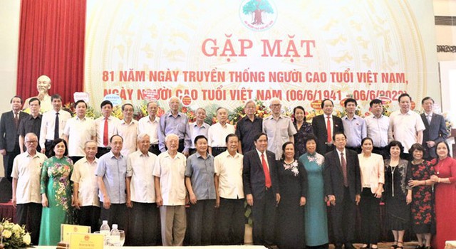 Các đại biểu tham dự cuộc gặp mặt.