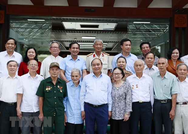Chủ tịch nước Nguyễn Xuân Phúc đến thăm, tặng quà người cao tuổi tiêu biểu tỉnh Hải Dương. 