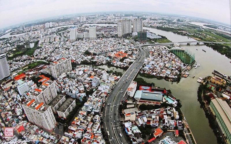 TP. Hồ Chí Minh giữ vai trò đầu tàu phát triển của vùng kinh tế trọng điểm phía Nam.