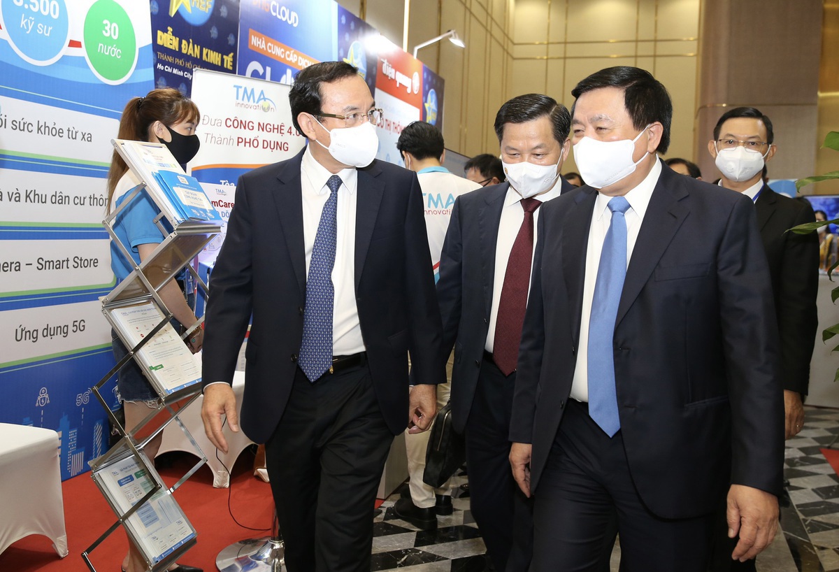 GS., TS. Nguyễn Xuân Thắng, Ủy viên Bộ Chính trị, Giám đốc Học viện Chính trị quốc gia Hồ Chí Minh, Chủ tịch Hội đồng Lý luận Trung ương cùng Ủy viên Bộ Chính trị, Bí thư Thành ủy TP. Hồ Chí Minh Nguyễn Văn Nên tham quan các sản phẩm công nghệ số tại Diễn dàn Kinh tế TP. Hồ Chí Minh năm 2022.