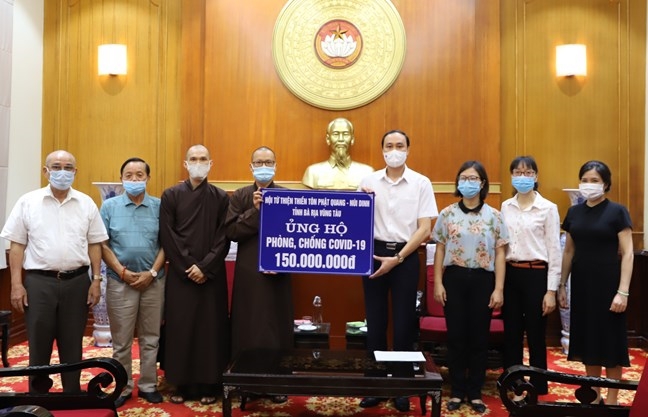 Thời gian qua, nhiều tổ chức tôn giáo đã đến Ủy ban Trung ương MTTQ Việt Nam trao số tiền quyên góp của tôn giáo mình đến những người nơi tuyến đầu chống dịch.