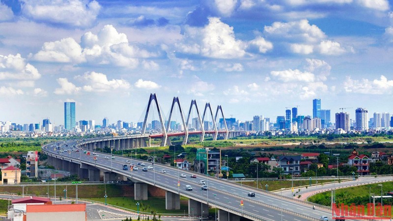 Cầu Nhật Tân kết nối trung tâm Hà Nội với sân bay quốc tế Nội Bài và các tỉnh Tây Bắc. Ảnh: Duy Linh