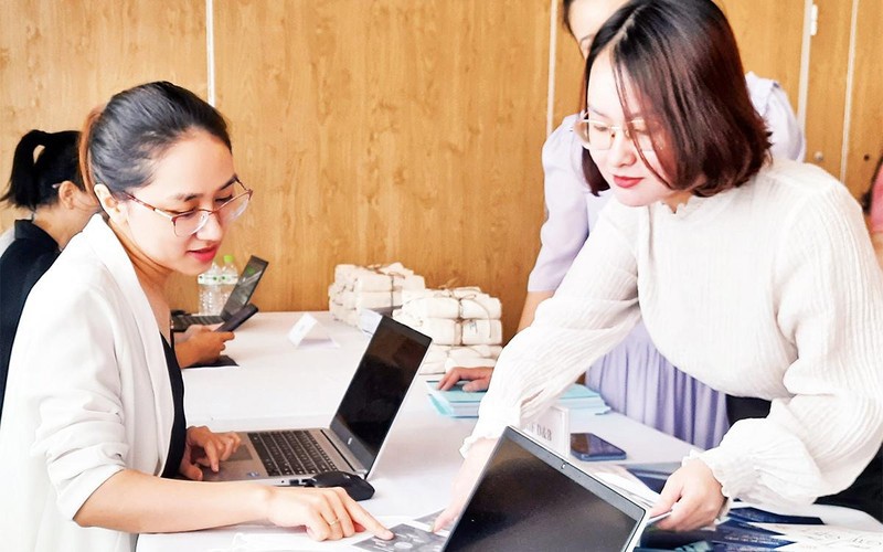 Đại diện doanh nghiệp tìm hiểu các giải pháp dữ liệu toàn cầu tại hội thảo "Chiến lược khai thác hiệu quả cơ sở dữ liệu để mở rộng kinh doanh, xuất khẩu" vừa được ITPC phối hợp Liên minh chuyển đổi số DTS tổ chức.
