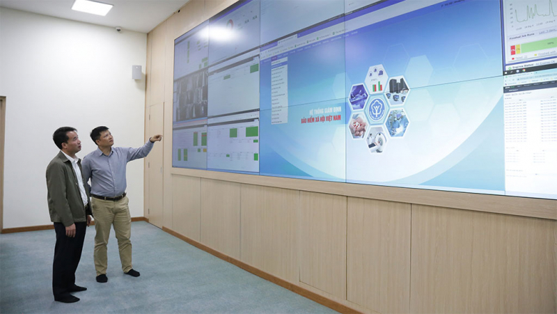 TGĐ Nguyễn Thế Mạnh kiểm tra Hệ thống thông tin giám định BHYT. Ảnh: ITN.