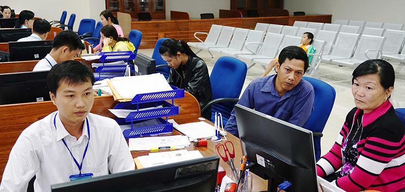 Giao dịch trực tiếp giảm dần tại Trung tâm giải quyết thủ tục hành chính tỉnh Cà Mau.