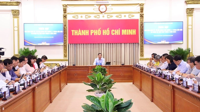  Đồng chí Phan Văn Mãi - Ủy viên Trung ương Đảng, Phó Bí thư Thường trực Thành ủy, Chủ tịch UBND TP. Hồ Chí Minh chủ trì phiên họp.