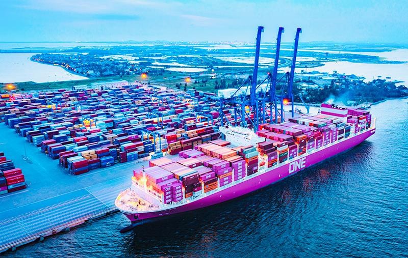 Cảng biển Hải Phòng đang phát triển hiện đại và mở rộng ra phía biển. Ảnh: Nguyễn Đức Nghĩa