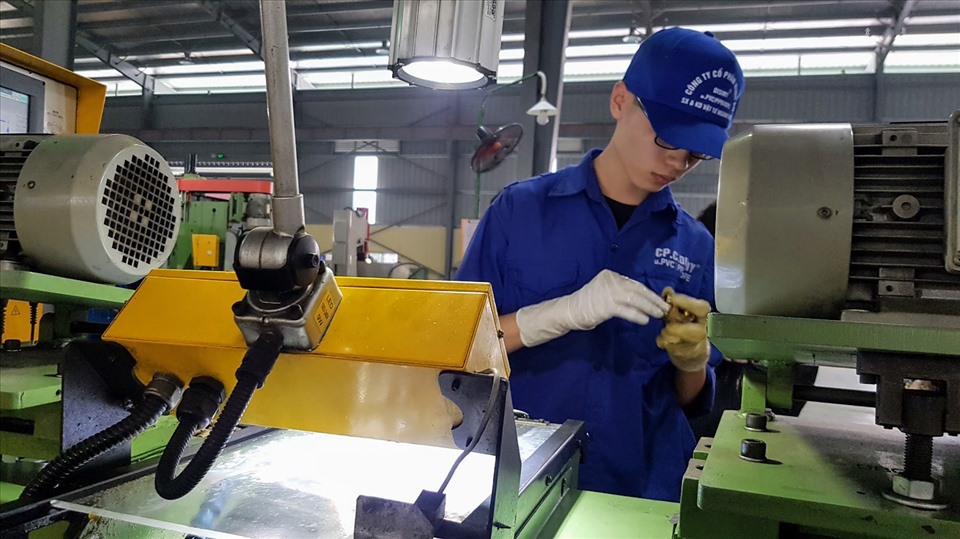 Doanh nghiệp nhỏ và vừa đang nỗ lực phấn đấu đạt các mục tiêu tăng trưởng trong khó khăn. Ảnh: Vũ Long.