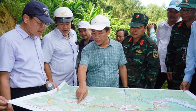 Chủ tịch UBND tỉnh Thừa Thiên Huế Nguyễn Văn Phương khảo sát tuyến đường nối Khu kinh tế Chân Mây đến cửa khẩu A Đớt . Ảnh: Cổng TTĐT Thừa Thiên Huế