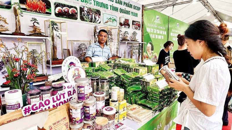 Gian hàng OCOP của tỉnh Quảng Nam tại hội chợ ở Hà Nội. Ảnh: Ngọc Sơn.