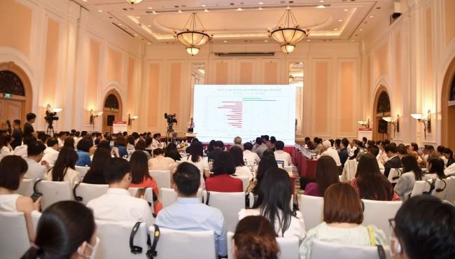 &nbsp;Diễn đ&agrave;n thu h&uacute;t sự quan t&acirc;m của đ&ocirc;ng đảo đại biểu.