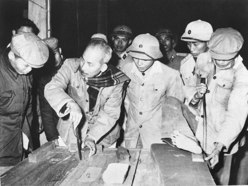 Chủ tịch Hồ Chí Minh thăm Xưởng may 10, Người góp ý về cách cắt may sao cho nhanh, tiết kiệm, đảm bảo chất lượng (năm 1959). Ảnh: Tư liệu