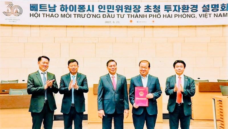 Chủ tịch Ủy ban nh&acirc;n d&acirc;n TP. Hải Ph&ograve;ng Nguyễn Văn T&ugrave;ng trao Giấy chứng nhậnđăng k&yacute; đầu tư với tổng vốn đầu tư 150 triệu USDcho c&aacute;c doanh nghiệp H&agrave;n Quốc. Ảnh: Cổng TTĐT TP. Hải Ph&ograve;ng.