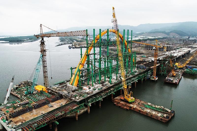Dự án cầu Cửa Lục 3 đang được đẩy nhanh tiến độ thi công, dự kiến hoàn thành cuối năm 2022 .