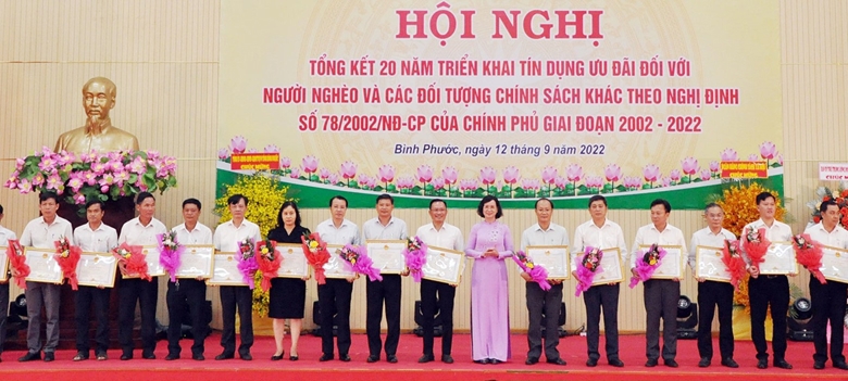  Trao bằng khen của Chủ tịch UBND tỉnh tặng các tập thể, cá nhân có thành tích xuất sắc trong công tác triển khai tín dụng ưu đãi. Ảnh: Báo Bình Phước