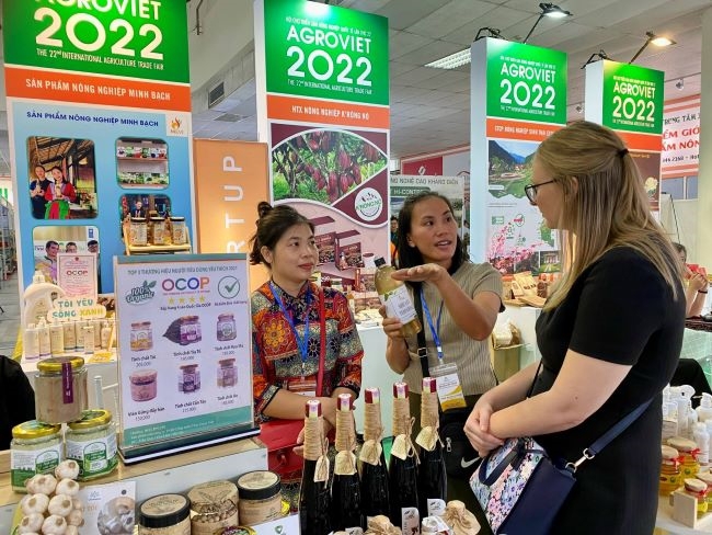 Khách hàng Hà Lan tìm hiểu thông tin nông sản Việt tại AgroViet 2022. 