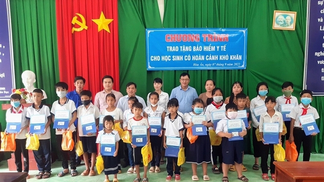 Tặng thẻ bảo hiểm y tế cho học sinh sinh viên khó khăn - Ảnh 1