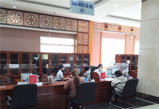 Tiếp nhận hồ sơ BHXH tại Trung tâm hành chính công của tỉnh Trà Vinh. Nguồn: ITN
