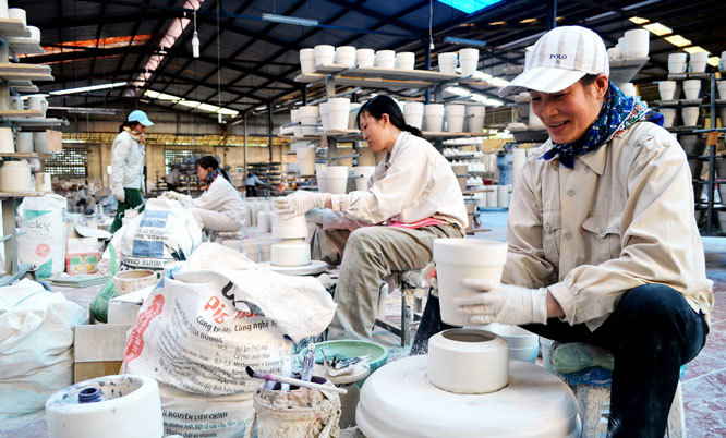 Nhờ sử dụng công nghệ tiết kiệm năng lượng thông qua chương trình khuyến công, các sản phẩm gốm Bát Tràng (Hà Nội) đã giảm được chi phí sản xuất, bảo đảm chỉ tiêu về môi trường. Ảnh: Báo Hà Nội mới.