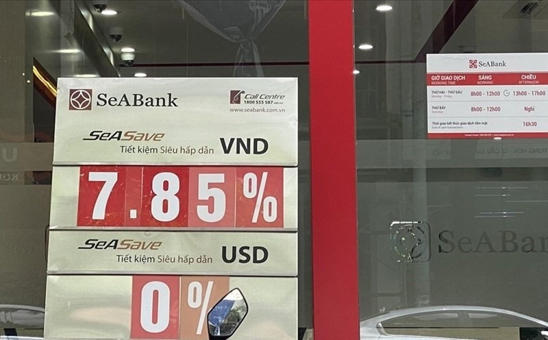 Đổi mới công nghệ và cắt giảm chi phí là giải pháp để giữ ổn định mặt bằng lãi suất cho vay hiện nay. Ảnh: LĐ