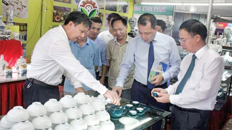 Thứ trưởng Bộ Công thương Đặng Hoàng An và các đại biểu thăm quan các gian hàng công nghiệp nông thôn tiêu biểu khu vực phía Bắc năm 2022.