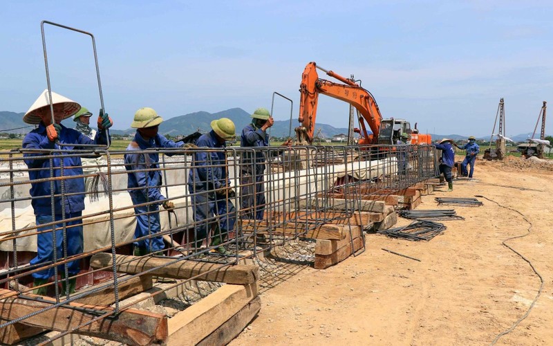 Xây dựng công trình giao thông vốn đầu tư công tại phường Kỳ Trinh, thị xã Kỳ Anh, tỉnh Hà Tĩnh. Ảnh: Công Tường