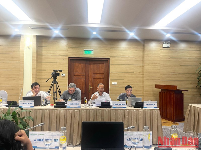 C&aacute;c chuy&ecirc;n gia, đại biểu tham gia &yacute; kiến tại hội thảo.
