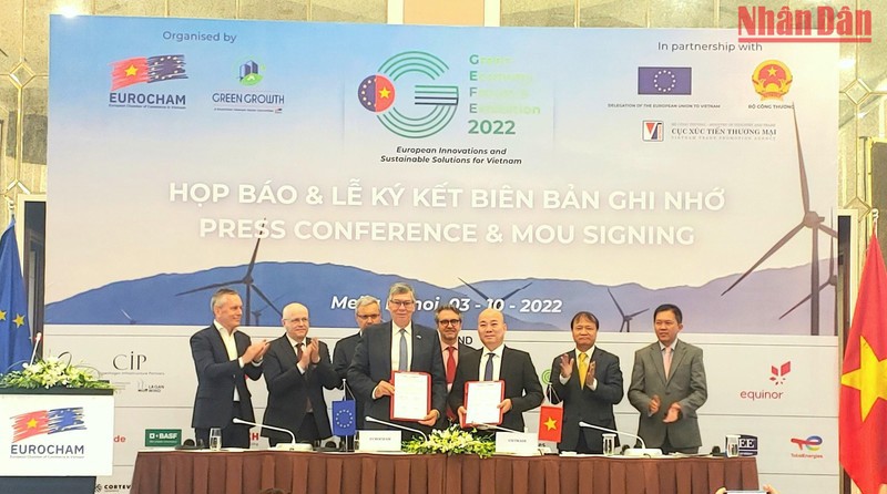 Ký kết hợp tác giữa Cục Xúc tiến thương mại (Vietrade) và EuroCham về việc đồng tổ chức GEFE 2022 và tăng cường liên kết giữa cộng đồng doanh nghiệp Việt Nam và châu Âu. Ảnh: Trung Hưng